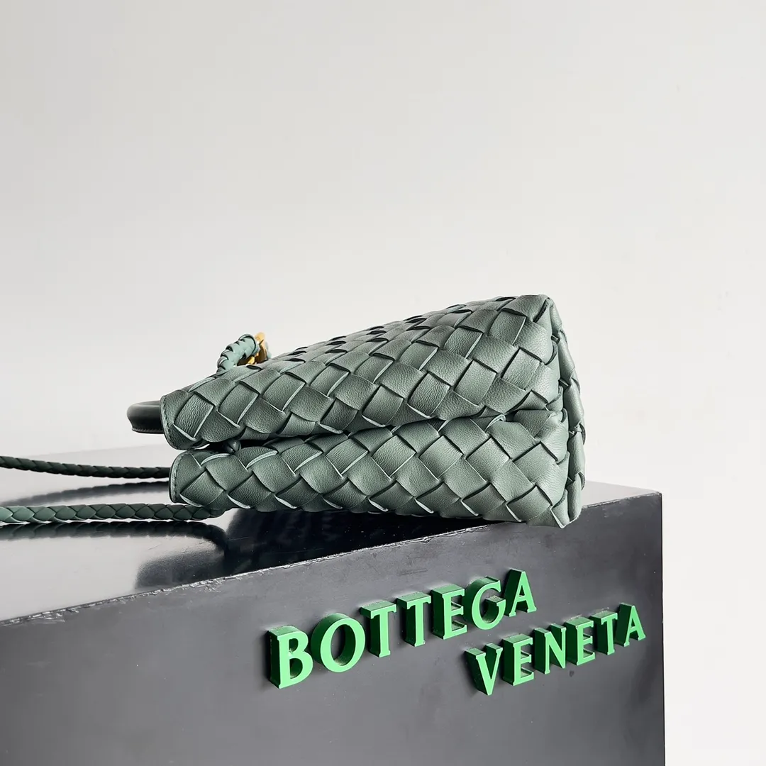 The 2023 new Andiamo batch of 1860 BV has been shipped‼ ️Really popular🔥The new Andiamo woven handbag launched by Bottega Veneta this season is really popular all over the world! ! Celebrities at home and abroad have worn it, and Oscar-winning actress Michelle Yeoh has taken it out on the street. Song Jia, Trai Yara, Yu Feihong, Sanji Ayaka, Rosie Hunting-Whiteley, Yoshioka Riho, etc. have all picked up this bag. It is classic and versatile, showing off its temperament, and the bag capacity is also large, which is very convenient for daily commuting! ! A variety of carrying methods, the shoulder straps can be adjusted by yourself, the original lambskin feels soft and delicate, and the neutral style is made to break gender boundaries and bring a more practical and longer-lasting use experience. Andiamo, which has both elegant and casual styles, perfectly interprets the true appearance of "fashionable old money style". Style number: 743568 Size: 25*22*10.5cm